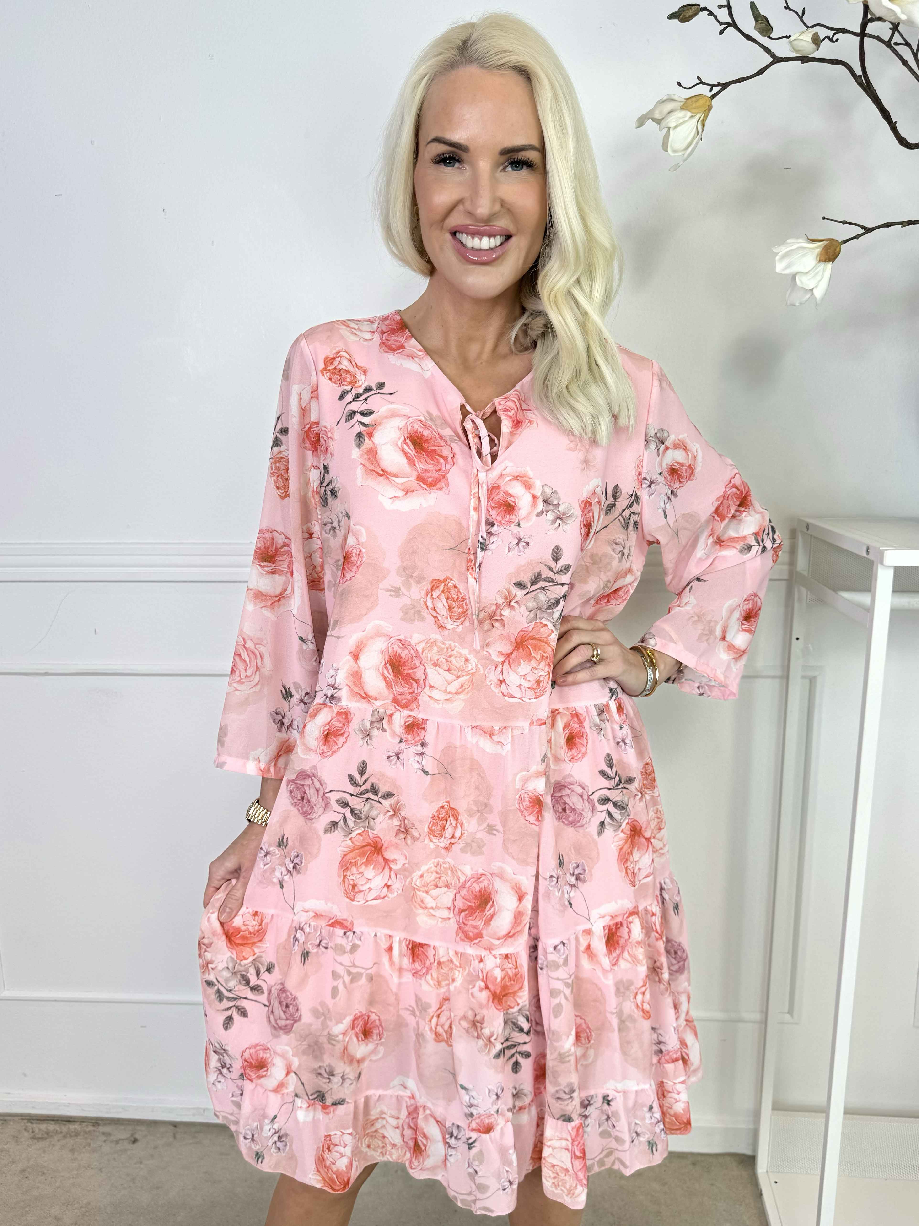 Stella - Blommig chiffongklänning med underkjol i viskos